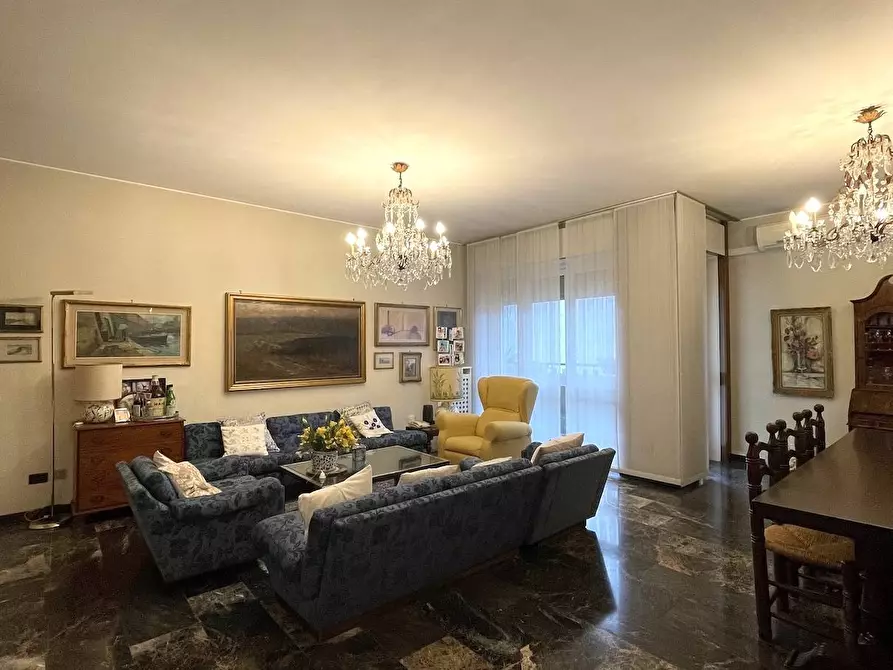 Immagine 4 di Appartamento in vendita  in via Castelvetro a Milano