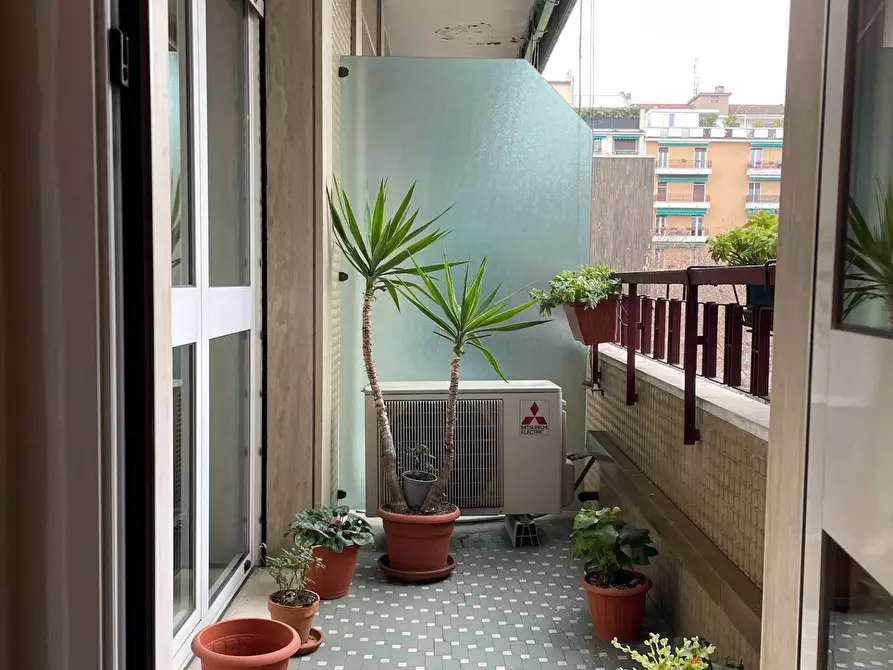 Immagine 9 di Appartamento in vendita  in via Castelvetro a Milano