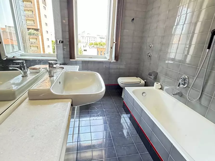 Immagine 37 di Appartamento in vendita  in via Castelvetro a Milano