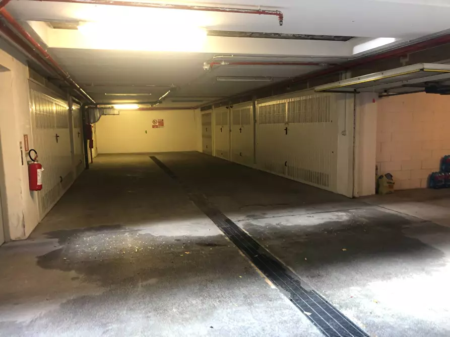 Immagine 1 di Box auto in affitto  in via Cenisio 46 a Milano