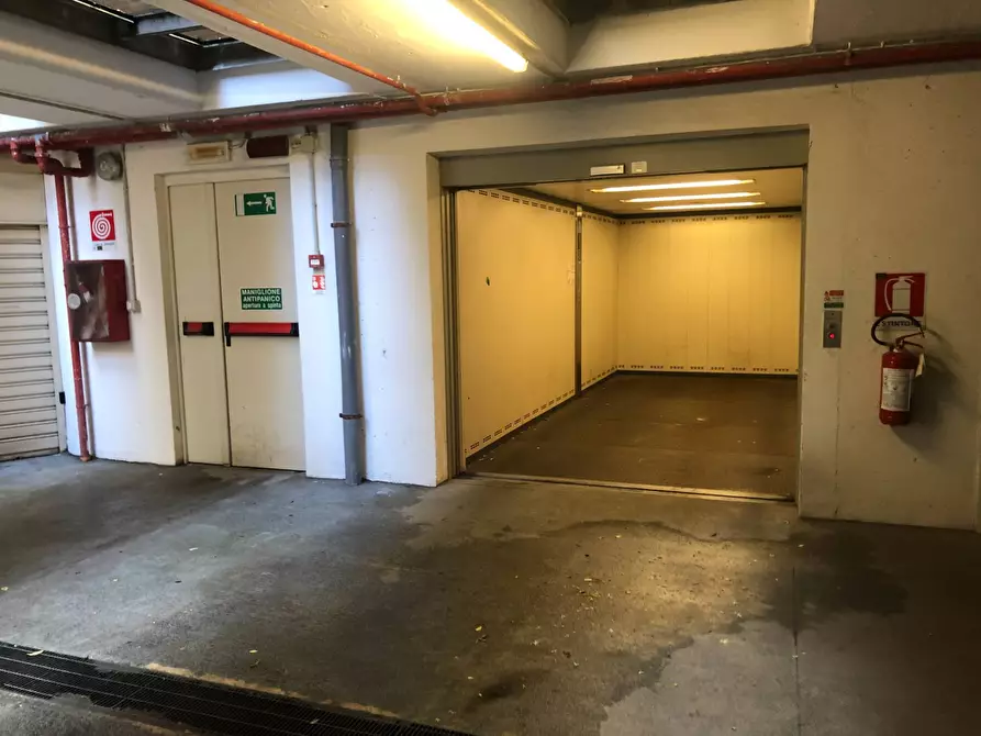 Immagine 6 di Box auto in affitto  in via Cenisio 46 a Milano