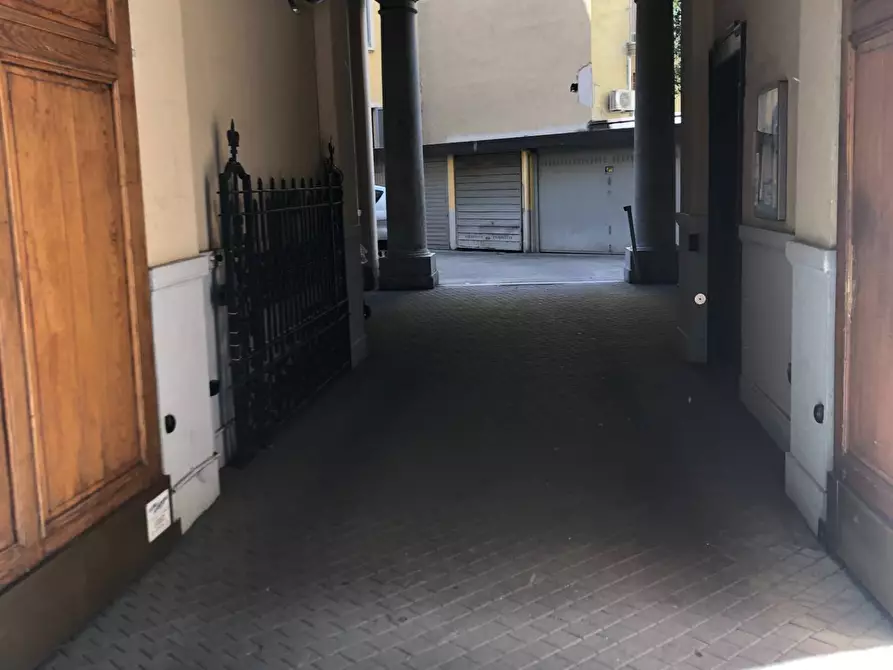 Immagine 8 di Box auto in affitto  in via Cenisio 46 a Milano