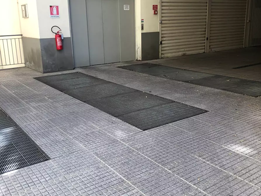Immagine 10 di Box auto in affitto  in via Cenisio 46 a Milano