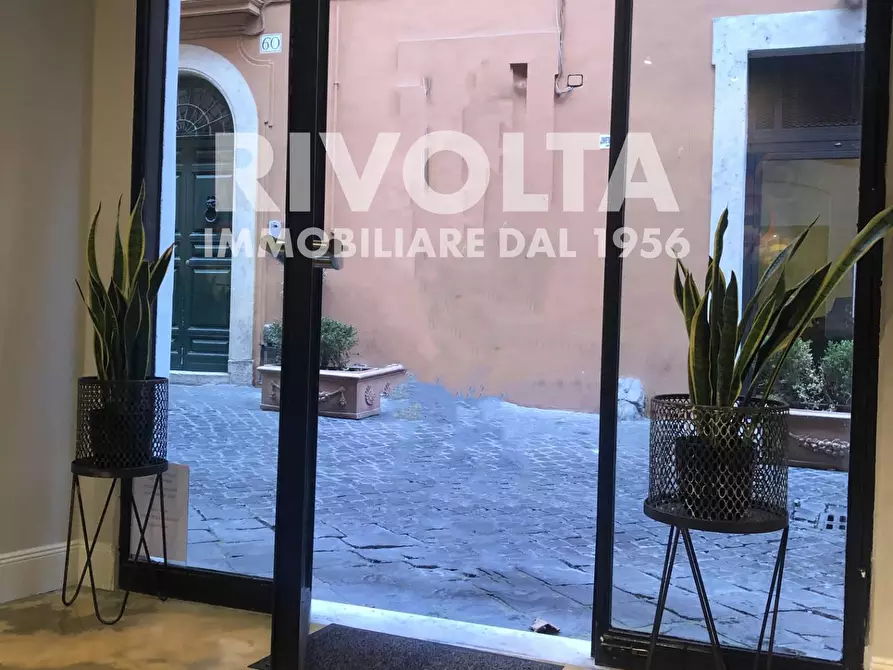 Immagine 5 di Locale commerciale in vendita  in Via Margutta a Roma