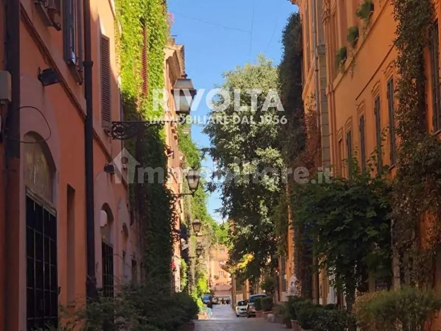 Immagine 20 di Locale commerciale in vendita  in Via Margutta a Roma