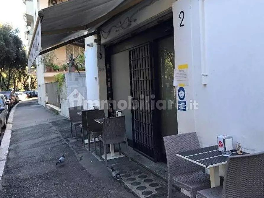 Immagine 2 di Locale commerciale in vendita  in Via Degli Orti Della Farnesina 154 a Roma