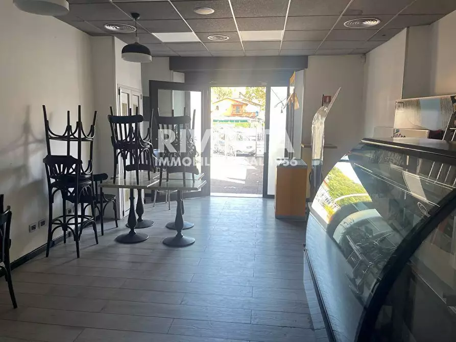 Immagine 4 di Locale commerciale in affitto  in PIazza di Saxarubra a Roma