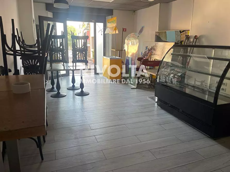 Immagine 3 di Locale commerciale in affitto  in PIazza di Saxarubra a Roma