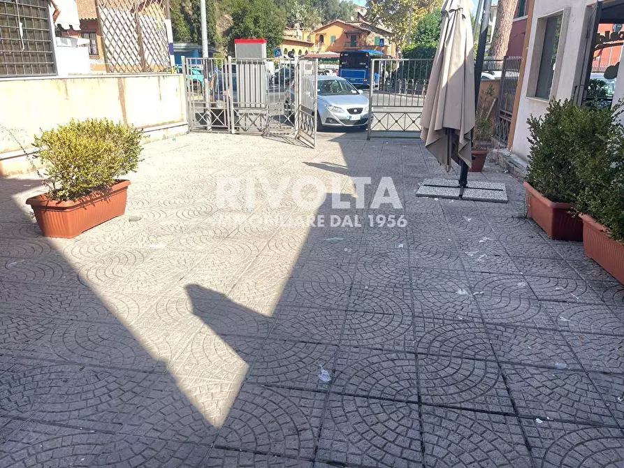 Immagine 2 di Locale commerciale in affitto  in PIazza di Saxarubra a Roma