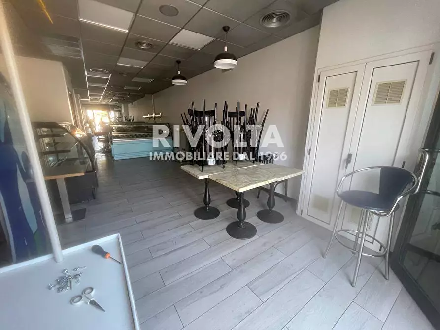 Immagine 6 di Locale commerciale in affitto  in PIazza di Saxarubra a Roma