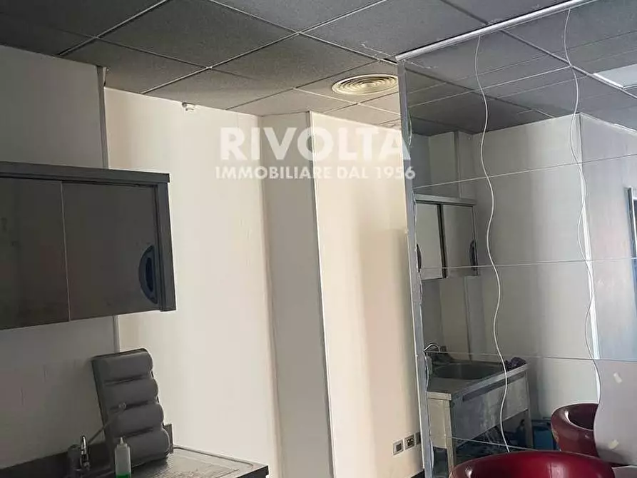 Immagine 7 di Locale commerciale in affitto  in PIazza di Saxarubra a Roma