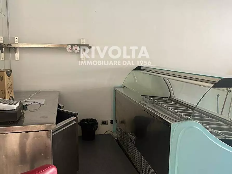 Immagine 10 di Locale commerciale in affitto  in PIazza di Saxarubra a Roma