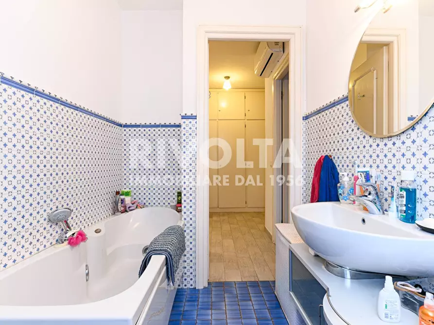 Immagine 41 di Attico in vendita  in Via Callimaco a Roma