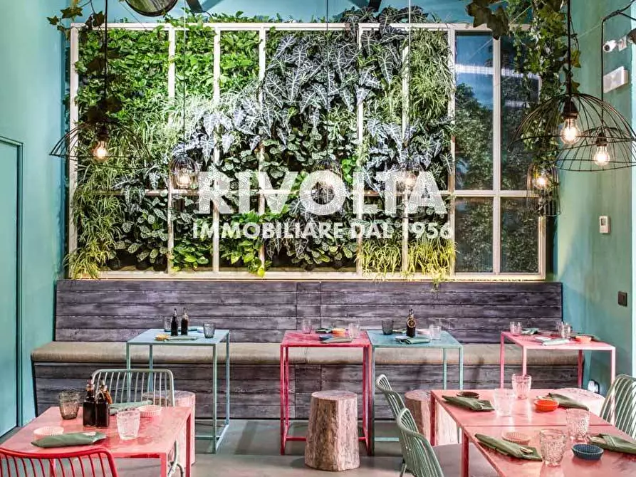 Immagine 4 di Locale commerciale in vendita  in Piazzale Di Ponte Milvio a Roma