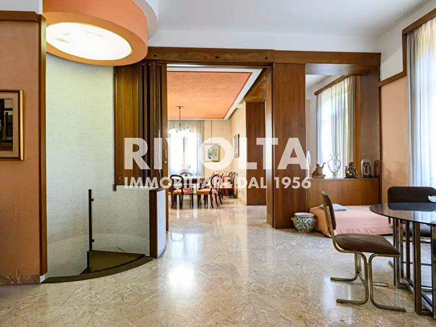 Immagine 5 di Villa in vendita  in Via Della Cisa a Roma