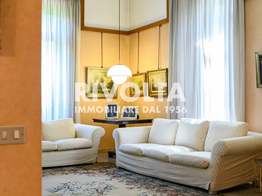 Immagine 2 di Villa in vendita  in Via Della Cisa a Roma