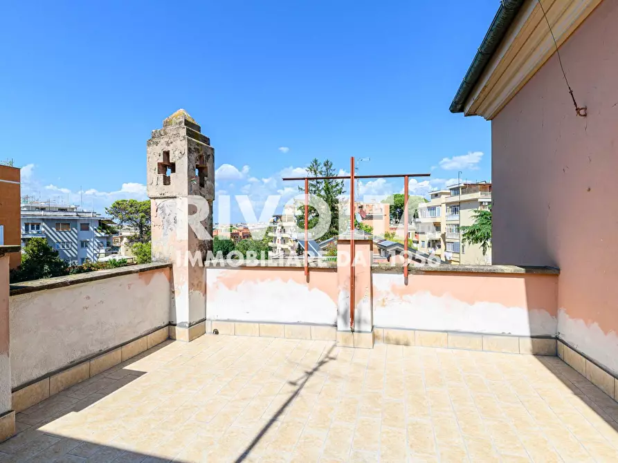 Immagine 4 di Villa in vendita  in Via Della Cisa a Roma