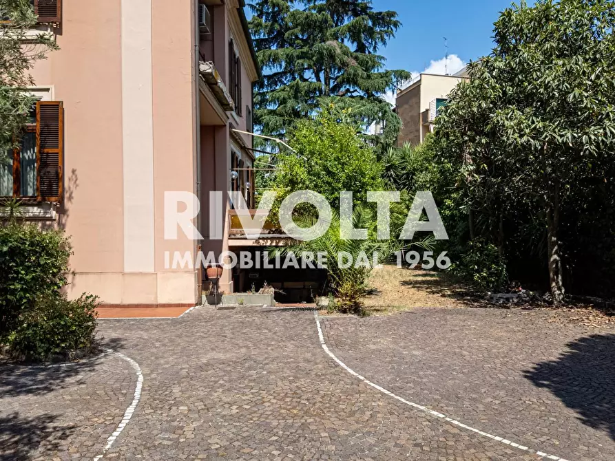 Immagine 86 di Villa in vendita  in Via Della Cisa a Roma