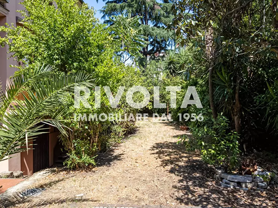 Immagine 89 di Villa in vendita  in Via Della Cisa a Roma