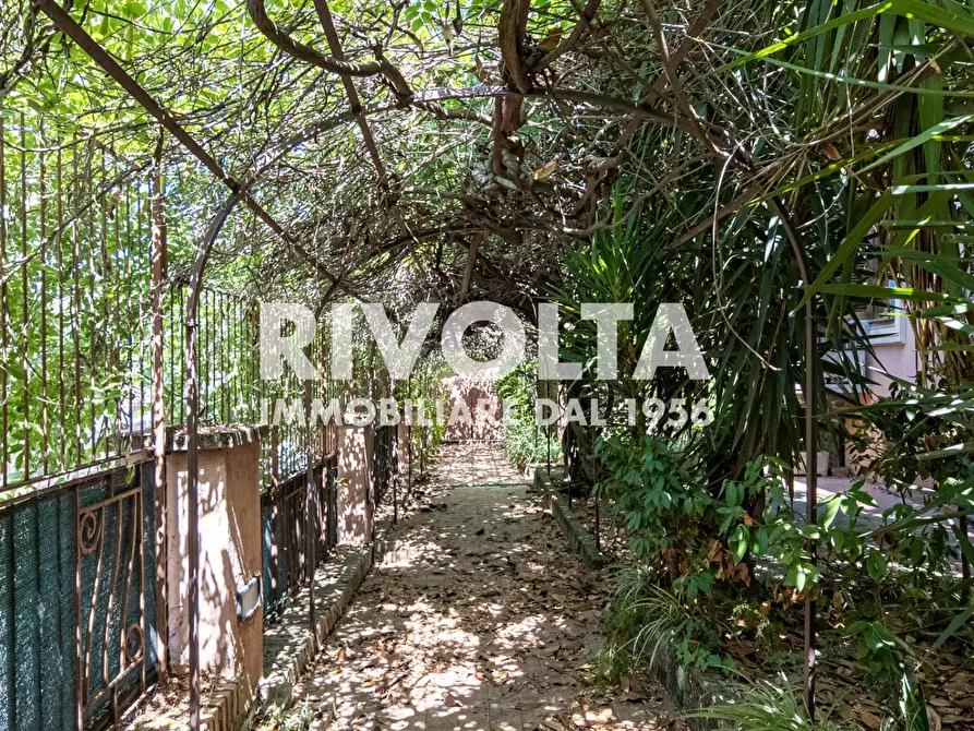 Immagine 92 di Villa in vendita  in Via Della Cisa a Roma