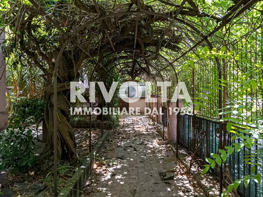 Immagine 97 di Villa in vendita  in Via Della Cisa a Roma