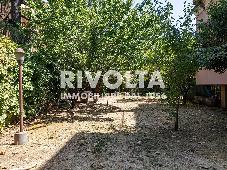 Immagine 99 di Villa in vendita  in Via Della Cisa a Roma