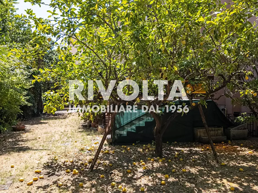 Immagine 100 di Villa in vendita  in Via Della Cisa a Roma