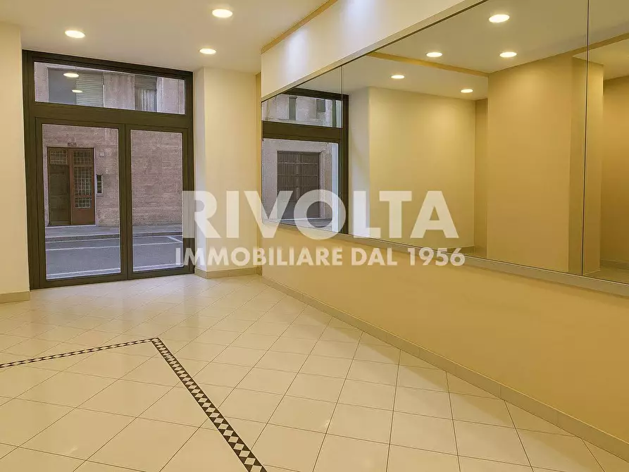 Immagine 2 di Locale commerciale in vendita  in Via Monte Pertica a Roma