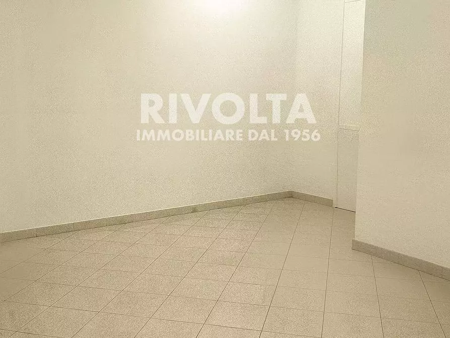 Immagine 4 di Locale commerciale in vendita  in Via Monte Pertica a Roma