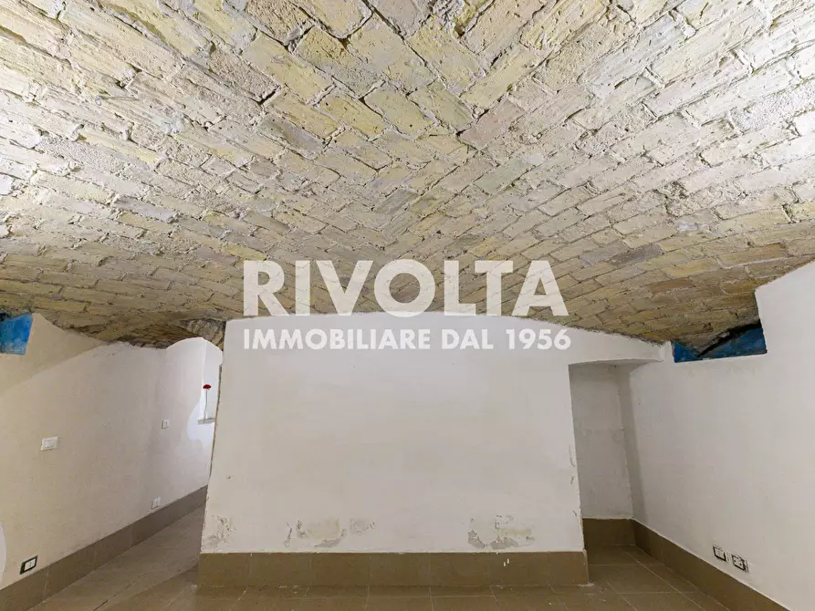 Immagine 20 di Magazzino in vendita  in Via Famagosta a Roma