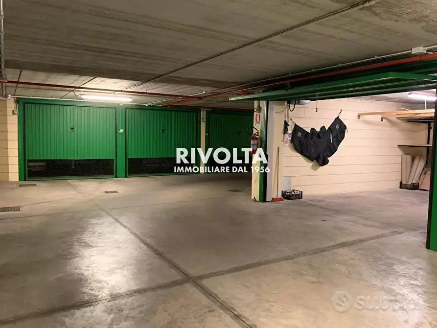 Immagine 3 di Box auto in vendita  in Via Angelo Di Pietro a Roma