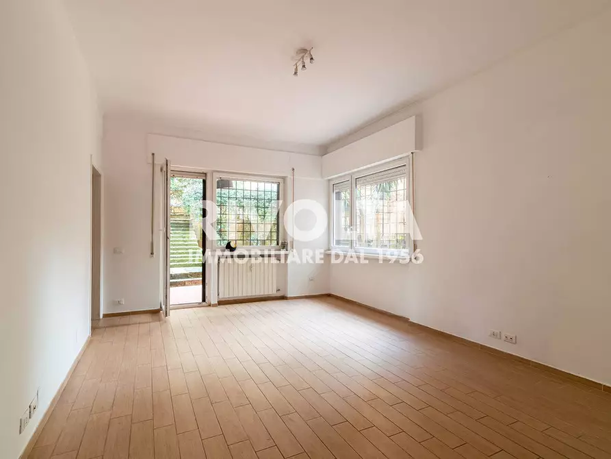 Immagine 3 di Appartamento in vendita  in Via Andrea Giardina a Roma