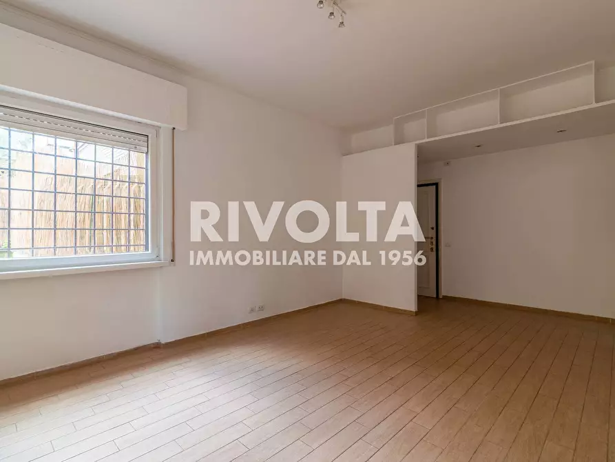 Immagine 5 di Appartamento in vendita  in Via Andrea Giardina a Roma