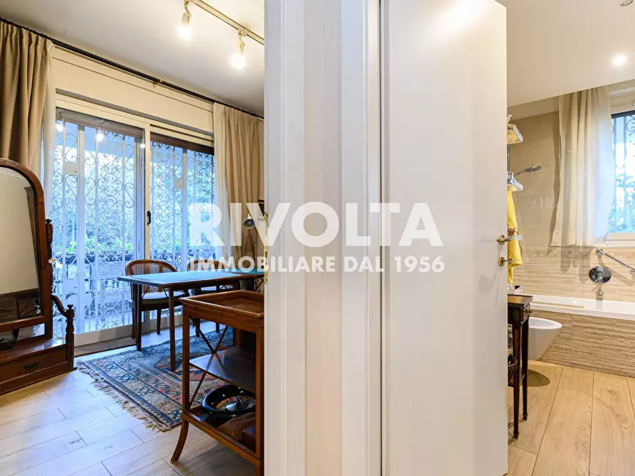 Immagine 35 di Appartamento in vendita  in Viale Cortina D'ampezzo a Roma