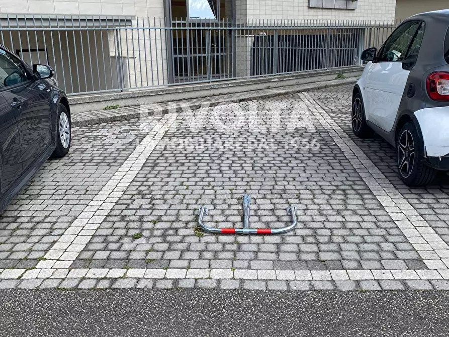 Immagine 1 di Box auto in vendita  in Via Degli Scaligeri a Roma