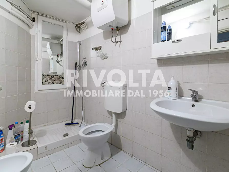 Immagine 11 di Locale commerciale in affitto  in Via Sirte a Roma