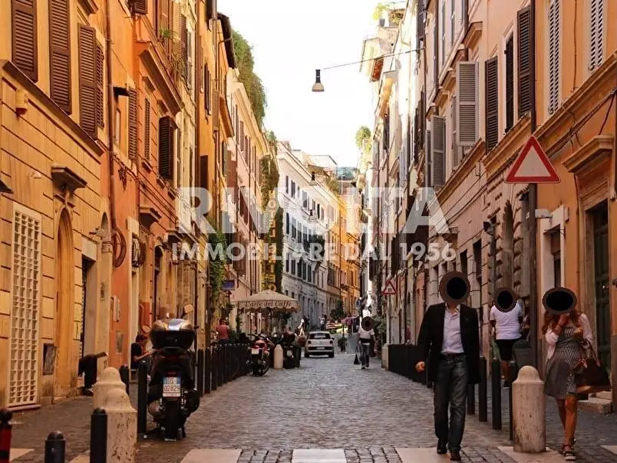 Immagine 1 di Locale commerciale in affitto  in Via Del Boschetto a Roma