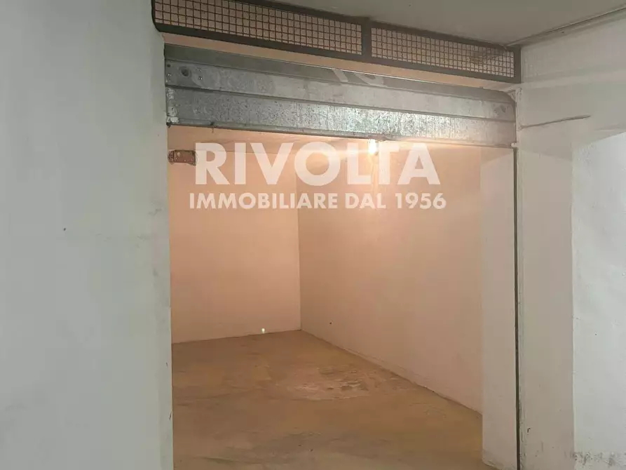 Immagine 1 di Locale commerciale in vendita  in Via Courmayeur a Roma