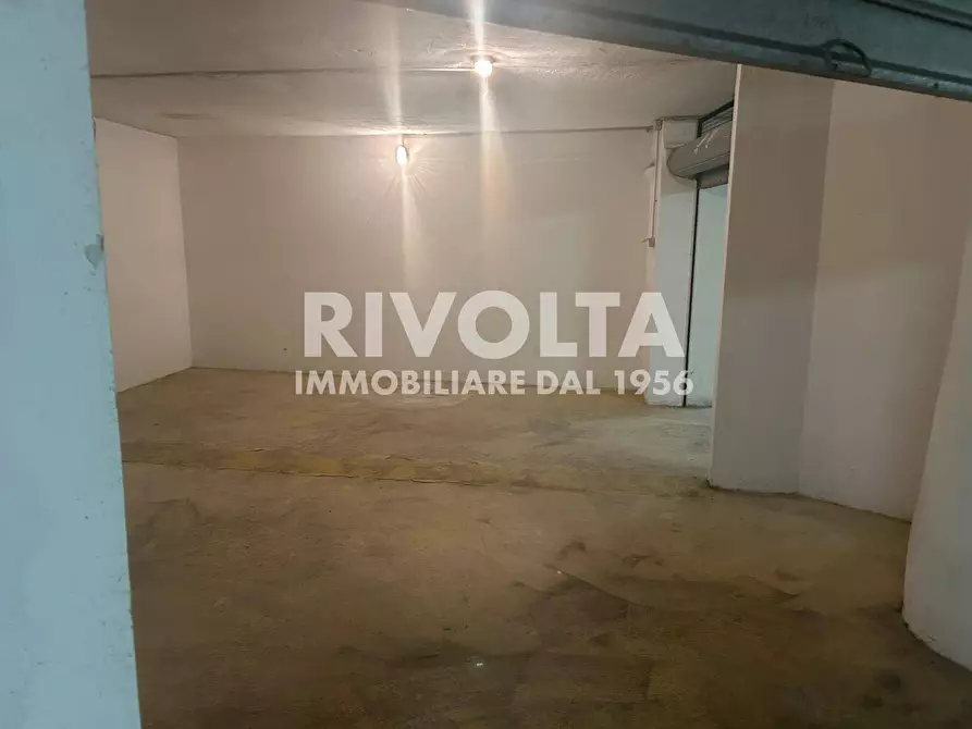 Immagine 2 di Locale commerciale in vendita  in Via Courmayeur a Roma