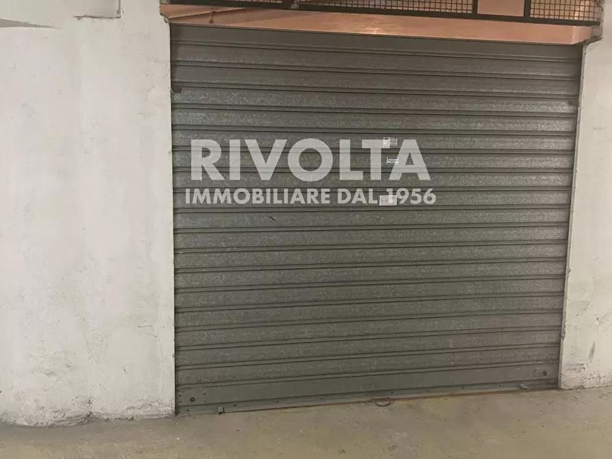 Immagine 3 di Locale commerciale in vendita  in Via Courmayeur a Roma