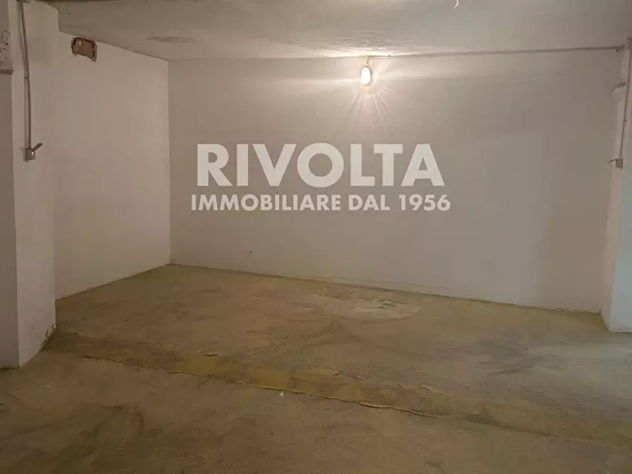 Immagine 5 di Locale commerciale in vendita  in Via Courmayeur a Roma