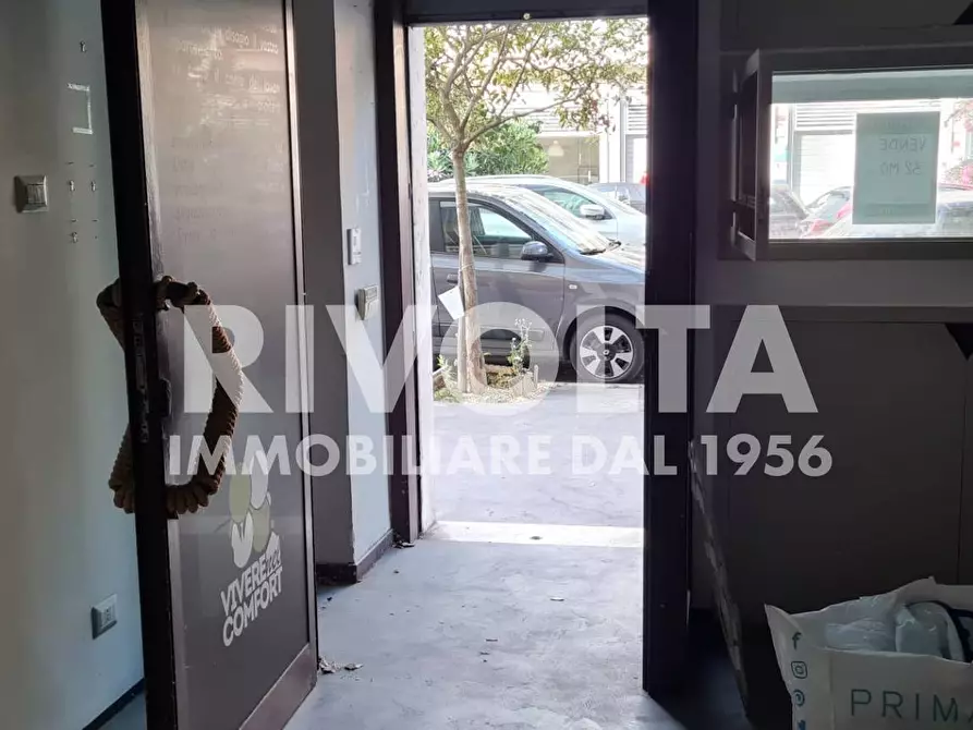 Immagine 14 di Locale commerciale in vendita  in Viale Desiderato Pietri a Roma