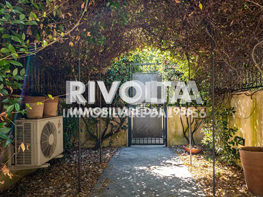 Immagine 3 di Appartamento in vendita  in Via Della Camilluccia a Roma