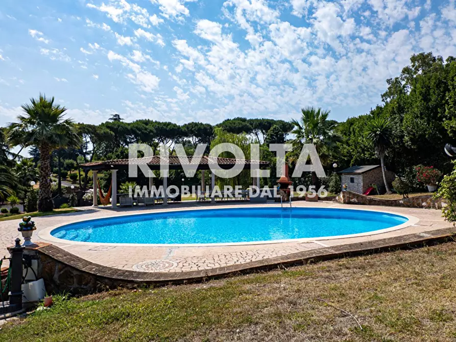 Immagine 5 di Villa in vendita  in Via della Giustiniana a Roma