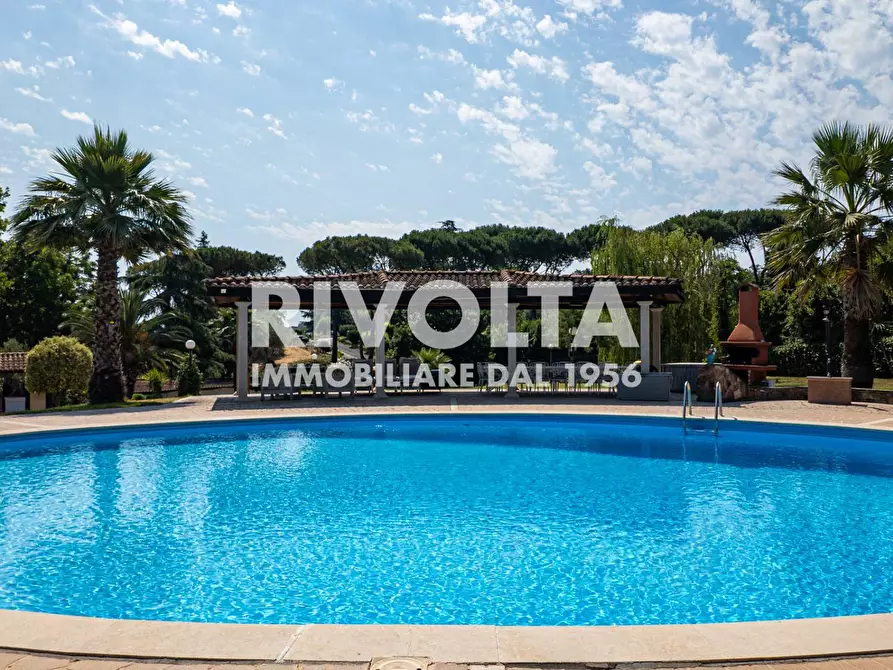 Immagine 4 di Villa in vendita  in Via della Giustiniana a Roma