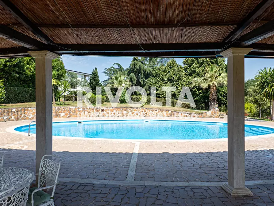 Immagine 3 di Villa in vendita  in Via della Giustiniana a Roma