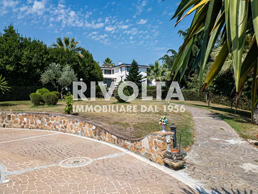 Immagine 8 di Villa in vendita  in Via della Giustiniana a Roma