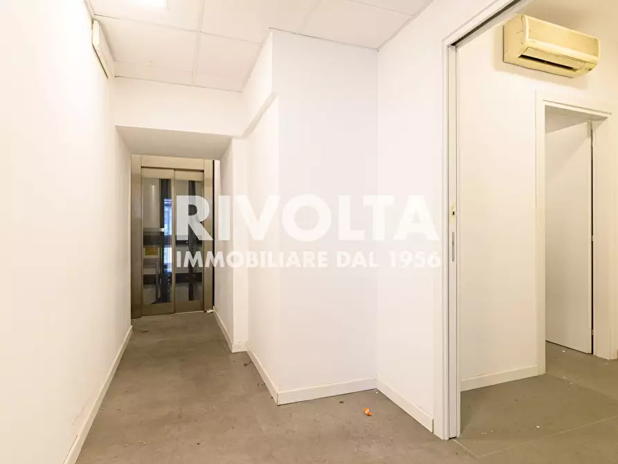 Immagine 3 di Attività commerciale in affitto  in Via Tomacelli a Roma
