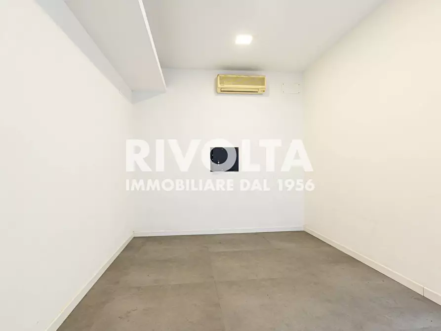Immagine 12 di Attività commerciale in affitto  in Via Tomacelli a Roma