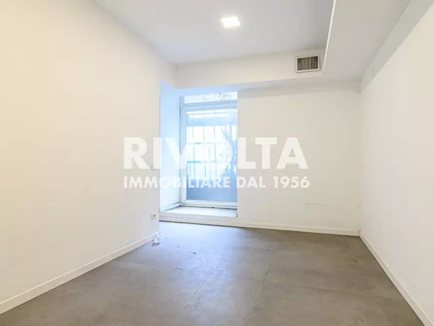 Immagine 13 di Attività commerciale in affitto  in Via Tomacelli a Roma